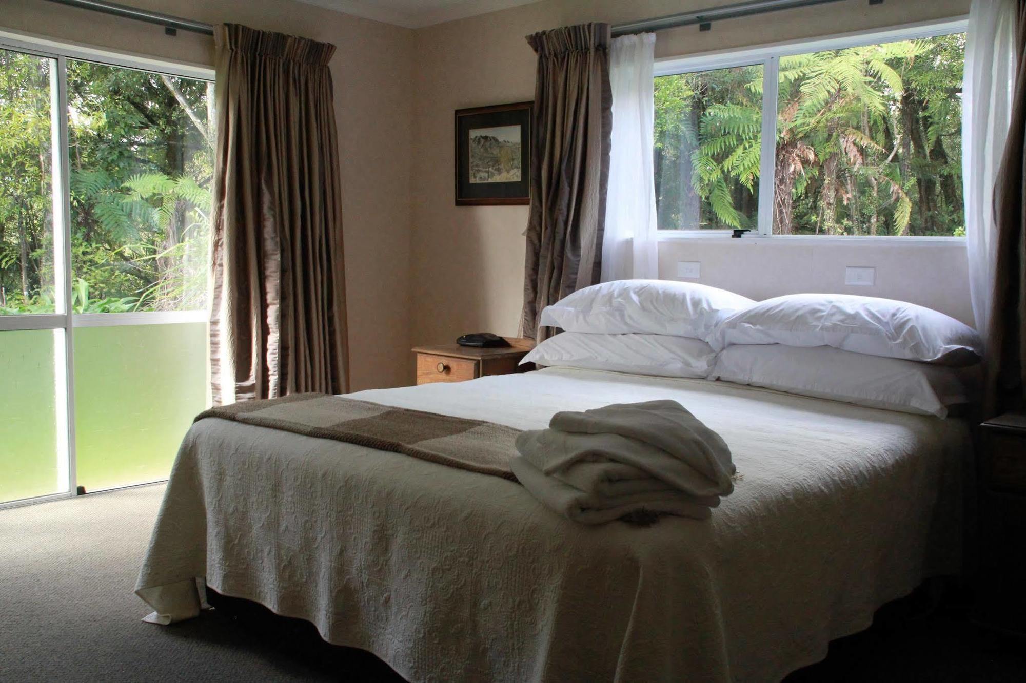 Patuha Rainforest Retreat Okato Eksteriør billede